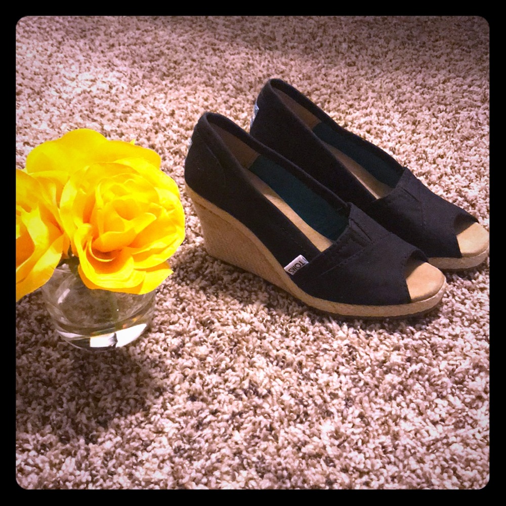 TOMS black canvas wedges basically new